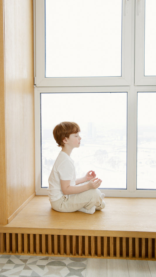 La méditation et les enfants : comment les initier à cette pratique et en quoi cela peut être bénéfique pour eux